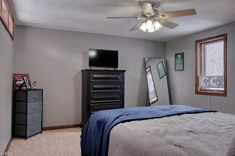 Bedroom - 2850 Lyons, Owosso, MI 48867 photo 3 of 9