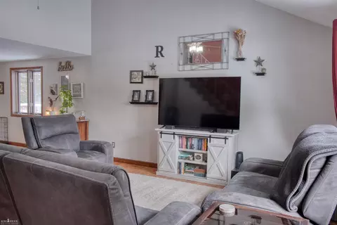 Living - 2850 Lyons, Owosso, MI 48867 photo 2 of 2