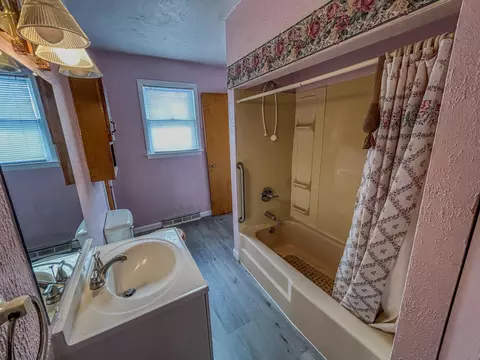Bath - 205 W 4th, Gladwin, MI 48624 photo 2 of 3