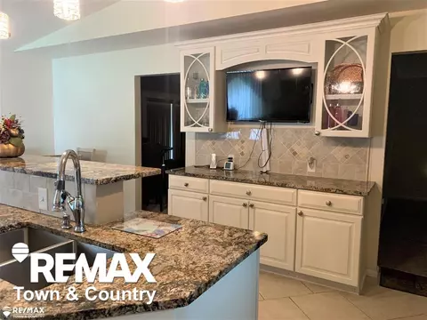 Kitchen - 1260 Springborrow, Flint, MI 48532 photo 6 of 8