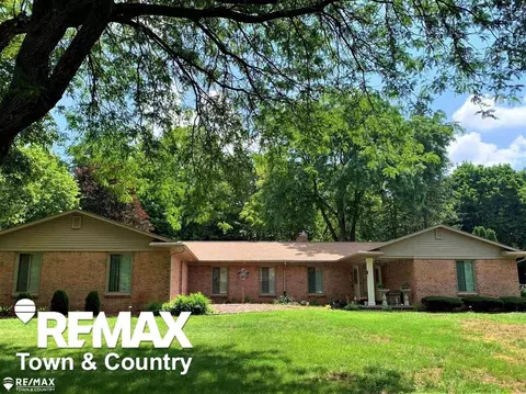 1260 Springborrow, Flint, MI 48532