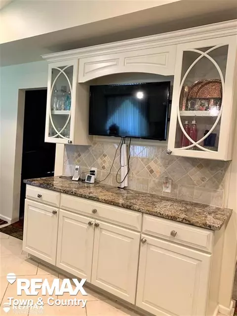 Kitchen - 1260 Springborrow, Flint, MI 48532 photo 3 of 8