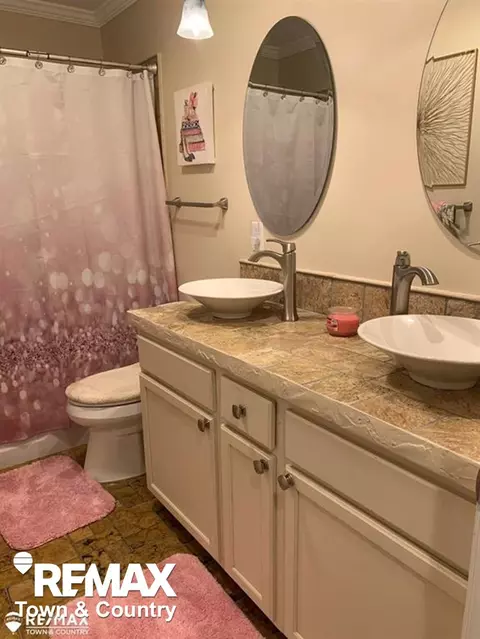 Bath - 1260 Springborrow, Flint, MI 48532 photo 3 of 9