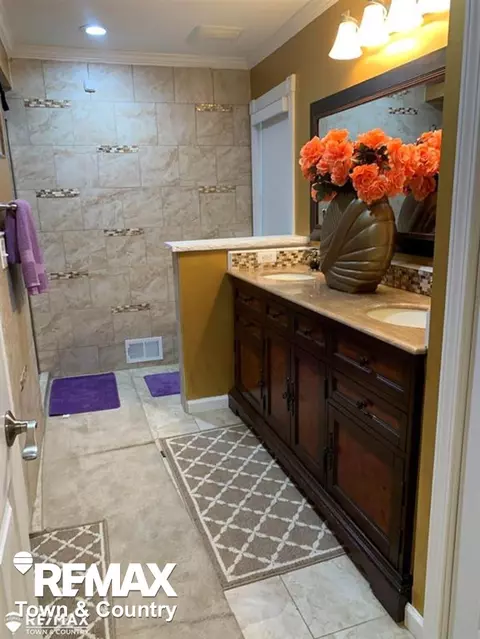 Bath - 1260 Springborrow, Flint, MI 48532 photo 6 of 9