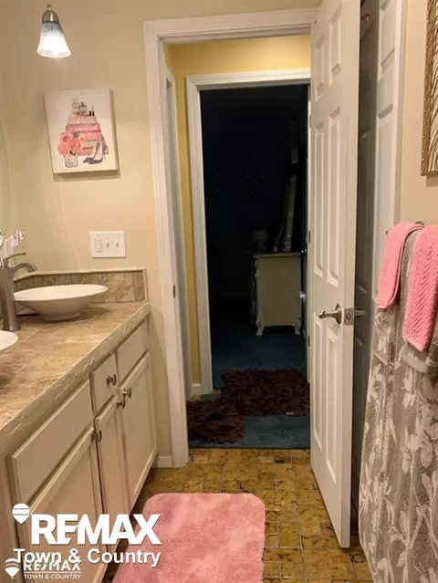 Bath - 1260 Springborrow, Flint, MI 48532 photo 2 of 9
