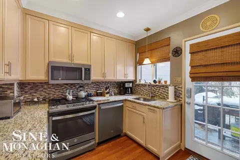 Kitchen - 30 Cranford, Grosse Pointe, MI 48230 photo 1 of 4
