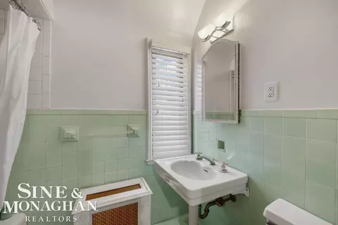 Bath - 30 Cranford, Grosse Pointe, MI 48230 photo 1 of 5