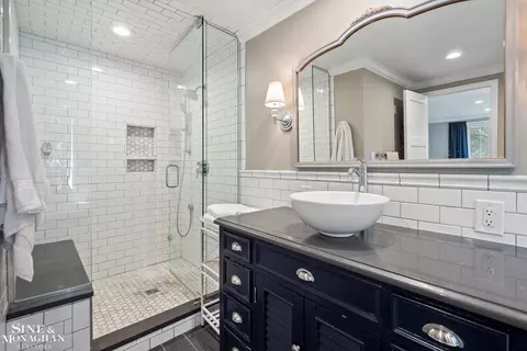 Bath - 552 Middlesex, Grosse Pointe Park, MI 48230 photo 2 of 6