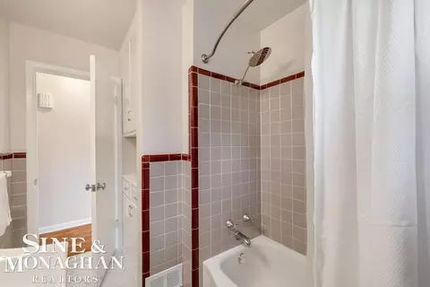 Bath - 1793 Roslyn, Grosse Pointe Woods, MI 48236 photo 3 of 3