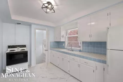 Kitchen - 1793 Roslyn, Grosse Pointe Woods, MI 48236 photo 3 of 5
