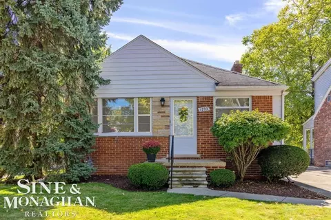 1793 Roslyn, Grosse Pointe Woods, MI 48236