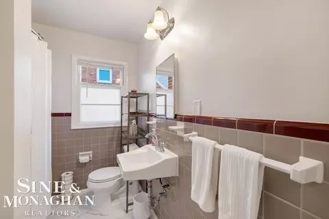 Bath - 1793 Roslyn, Grosse Pointe Woods, MI 48236 photo 1 of 3