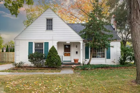 1341 Hawthorne, Grosse Pointe Woods, MI 48236
