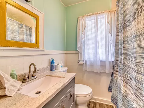 Bath - 870 Bryant, Jackson, MI 49202 photo 1 of 2
