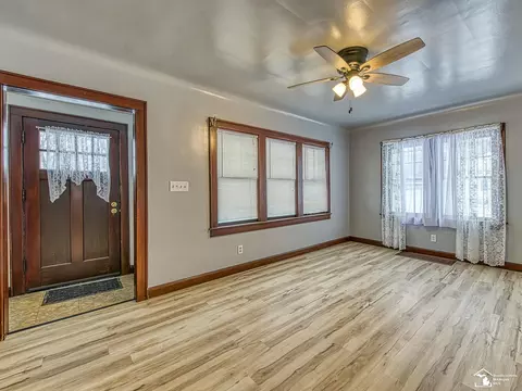 Living - 870 Bryant, Jackson, MI 49202 photo 2 of 4