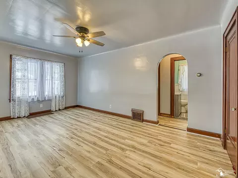 Living - 870 Bryant, Jackson, MI 49202 photo 1 of 4