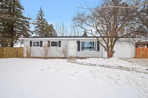710 W North Un, Auburn, MI 48611