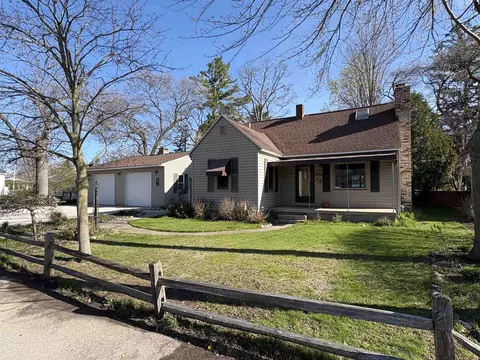 225 Lagoon Bch, Bay City, MI 48706