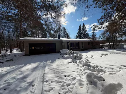6129 Woodland P1, Gladstone, MI 49837