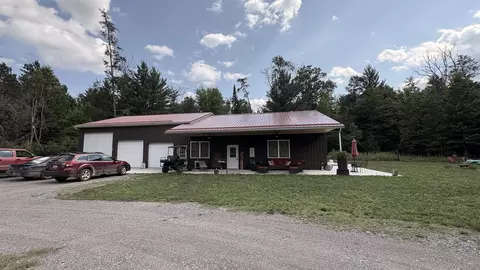 810 E Arnold Lk, Harrison, MI 48625