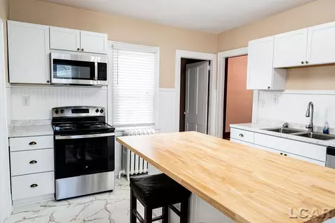 Kitchen - 169 Park, Adrian, MI 49221 photo 5 of 9