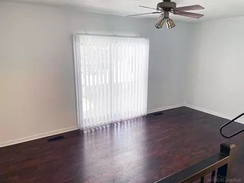 Living - 26405 Eureka, Warren, MI 48091 photo 6 of 7