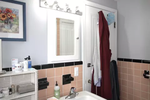 Bath - 5231 Lannoo, Grosse Pointe, MI 48236 photo 2 of 3