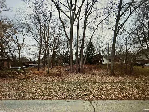 36725 Union Lk, Clinton Township, MI 48036