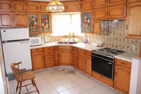 Kitchen - 287 E Oak, Harrison, MI 48625 photo 2 of 2
