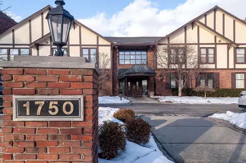 1750 Vernier # 10, Grosse Pointe Woods, MI 48236