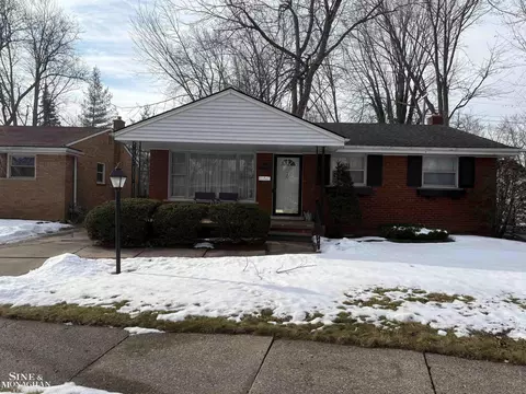 20402 Kenmore, Harper Woods, MI 48225