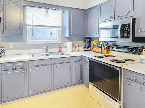 Kitchen - 6273 Kelly, Flushing, MI 48433 photo 2 of 3