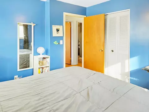 Bedroom - 6273 Kelly, Flushing, MI 48433 photo 2 of 6