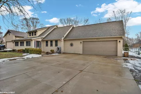 38750 Pineridge, Harrison Township, MI 48045