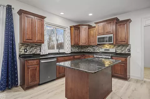 Kitchen - 19424 Norway Pne, Macomb, MI 48044 photo 4 of 8