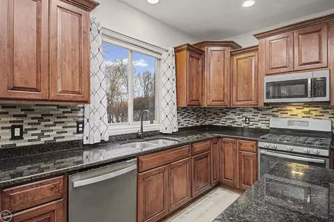 Kitchen - 19424 Norway Pne, Macomb, MI 48044 photo 5 of 8