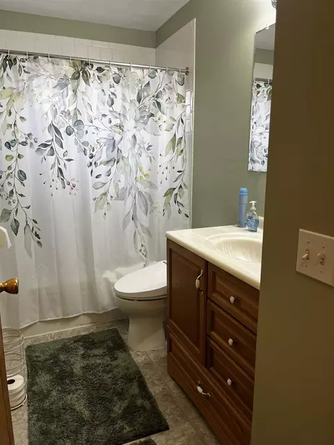 Bath - 817 Hemlock, Davison, MI 48423 photo 2 of 2