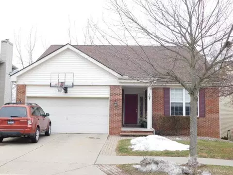 107 Eagle Rdg, Lake Orion, MI 48360