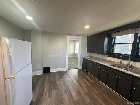 Kitchen - 910 S 13th, Escanaba, MI 49829 photo 2 of 2