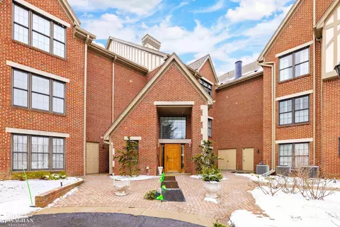 32 Pointe Park, Grosse Pointe Park, MI 48230