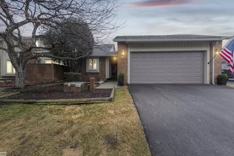 5605 Hillcrest, West Bloomfield, MI 48322