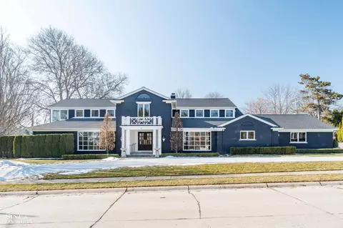 89 Lake Shr, Grosse Pointe Farms, MI 48236