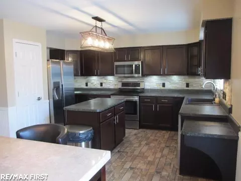 Kitchen - 7322 Silo Mdws, Temperance, MI 48182 photo 2 of 3