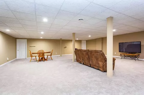 Living - 50643 Hillside, Macomb, MI 48044 photo 7 of 8