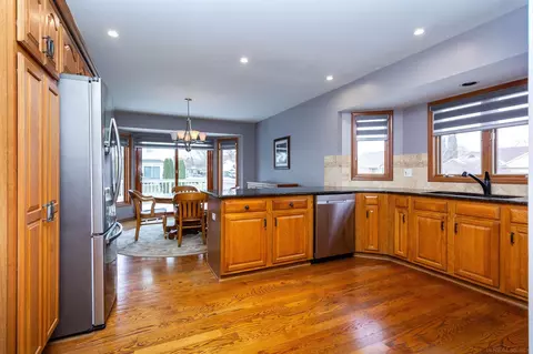 Kitchen - 50643 Hillside, Macomb, MI 48044 photo 2 of 7