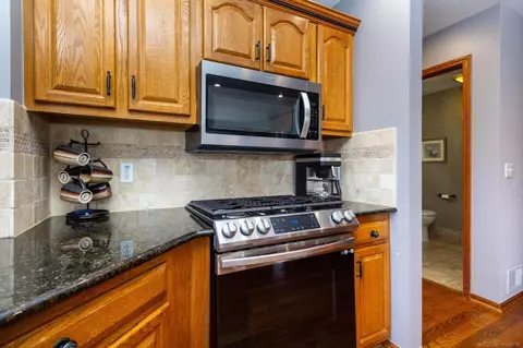 Kitchen - 50643 Hillside, Macomb, MI 48044 photo 4 of 7