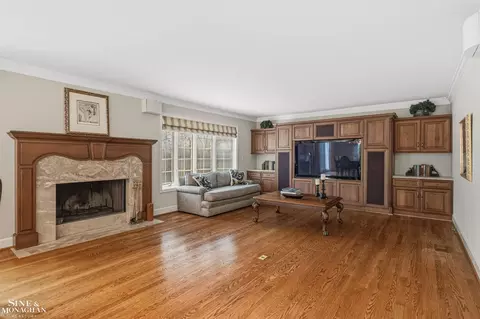 Living - 551 Renaud, Grosse Pointe Woods, MI 48236 photo 5 of 7