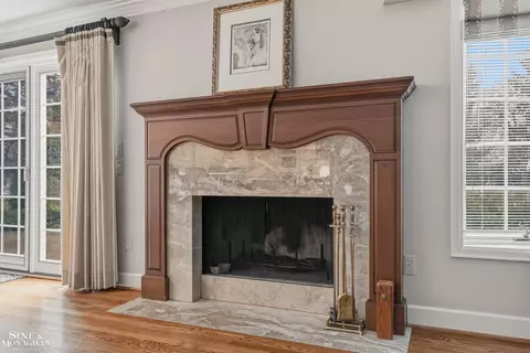 Living - 551 Renaud, Grosse Pointe Woods, MI 48236 photo 6 of 7