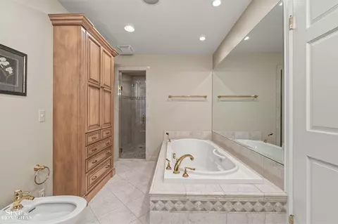 Bath - 551 Renaud, Grosse Pointe Woods, MI 48236 photo 7 of 9