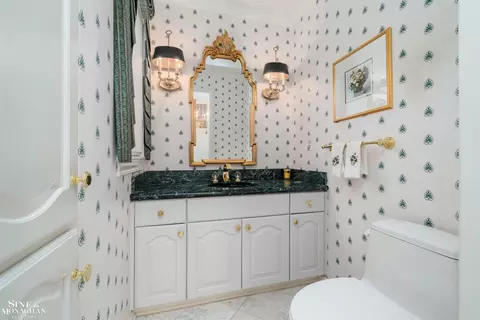Bath - 551 Renaud, Grosse Pointe Woods, MI 48236 photo 2 of 9